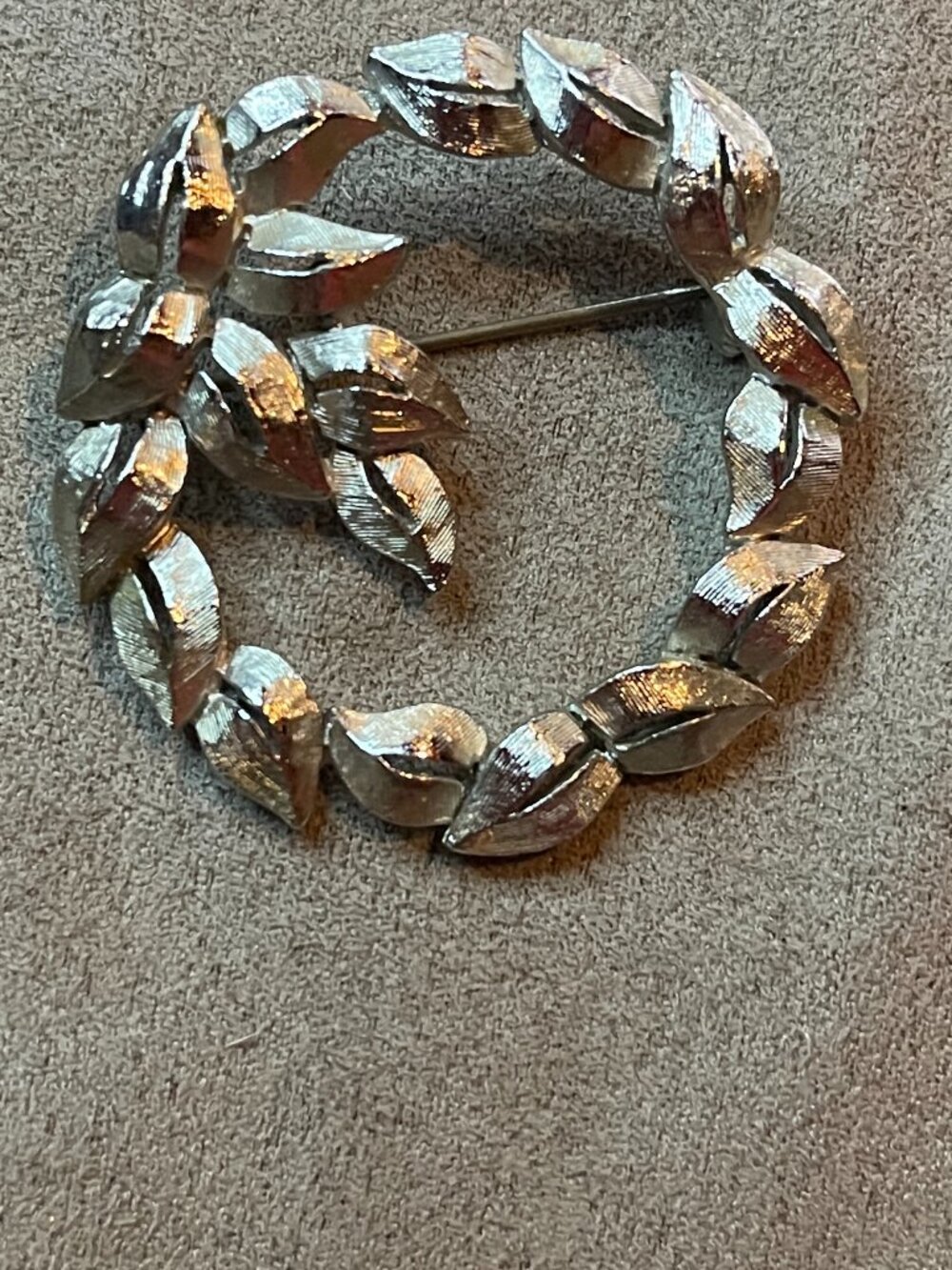 Vintage 50s Mid-Century Brushed Silver-Tone Leaf Wreath Brooch Pin